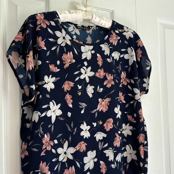 SHEIN Navy Floral Top - Picture 2 of 7